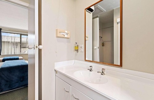 Spreydon Hotel | Econo Lodge Canterbury Court Motel