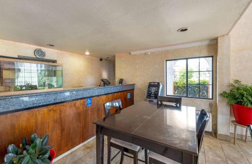 Moreno Valley Hotel | Econo Lodge Moreno Valley