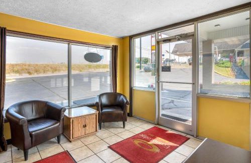 Rolla Cabina | Econo Lodge near Missouri University of Science and Technology