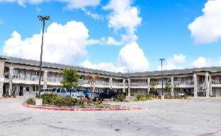Bryan Cabina | Econo Lodge