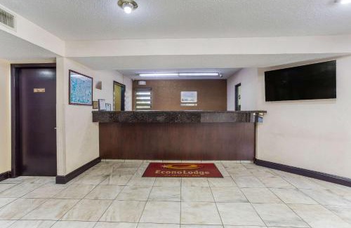 Clinton Cabina | Econo Lodge