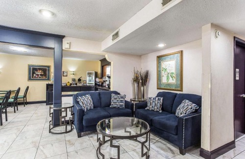 Clinton Cabina | Econo Lodge