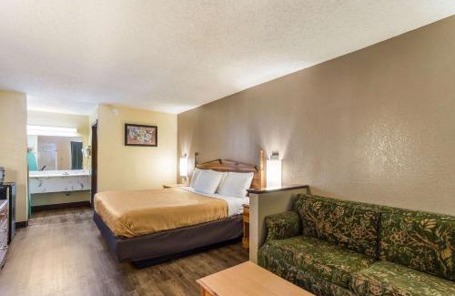 Clinton Cabina | Econo Lodge