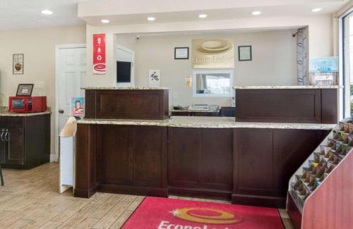 North Central Cabina | Econo Lodge Virginia Beach Town Center