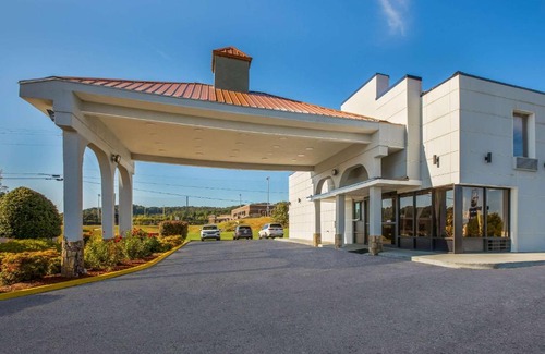 White Pine Cabina | Econo Lodge White Pine Morristown I-81 & I-40 Split