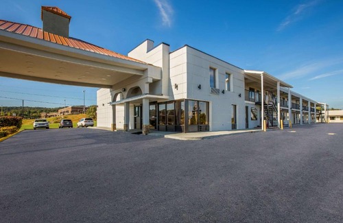 White Pine Cabina | Econo Lodge White Pine Morristown I-81 & I-40 Split