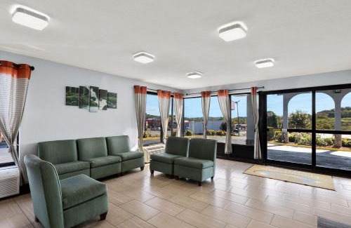 White Pine Cabina | Econo Lodge White Pine Morristown I-81 & I-40 Split