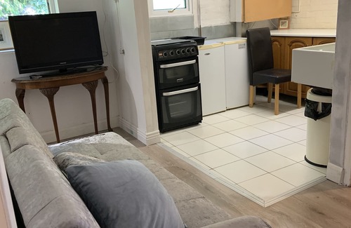 Lacey Green Casa | Economical 2BR Small Furnished Annex-high Wycombe
