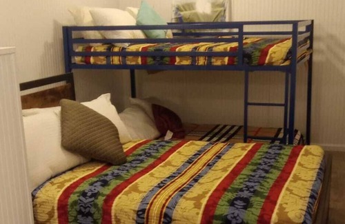 Memphis Cabaña | Economical Central Guest house