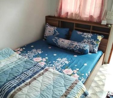 Rayong Apartamento | Economy double room with fan only and external bathroom facilities