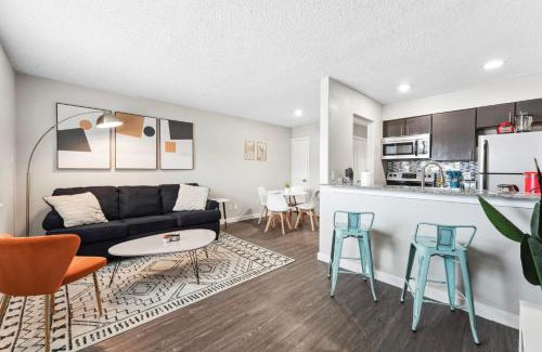 Riverside Apartamento | Economy King Bed Suites w Pool, Next to Downtown