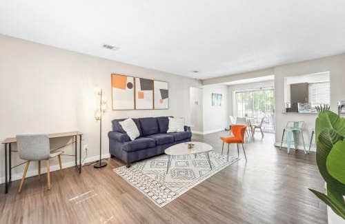 Riverside Apartamento | Economy King Bed Suites w Pool, Next to Downtown