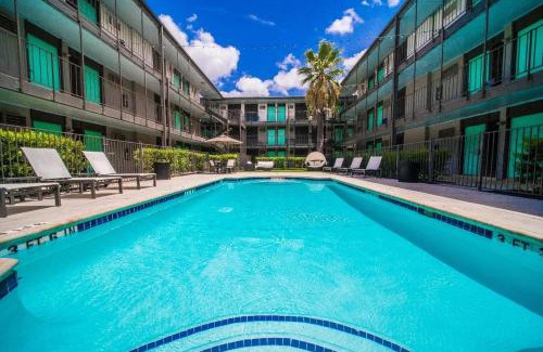 Riverside Apartamento | Economy King Bed Suites w Pool, Next to Downtown