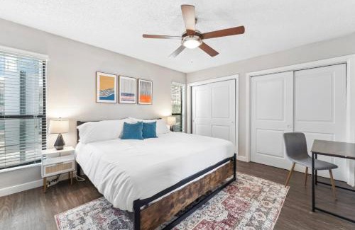 Riverside Apartamento | Economy King Bed Suites w Pool, Next to Downtown