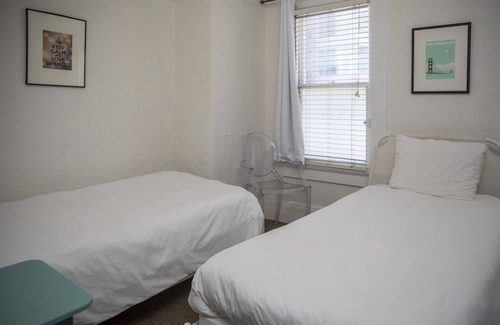 Civic Center Hotel | Economy-Doble con dos camas-Baño Privado-Económico