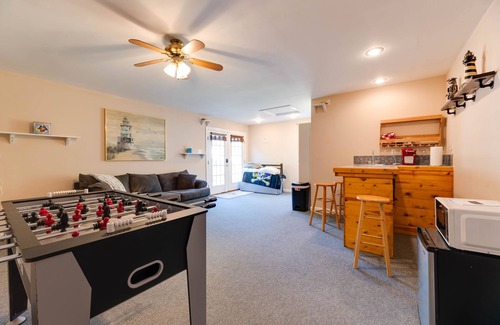 Greenville Casa | ECU Stadium & Stallings Stadium are walking distance from this charming home