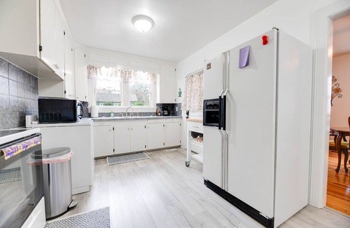 Greenville Casa | ECU Stadium & Stallings Stadium are walking distance from this charming home