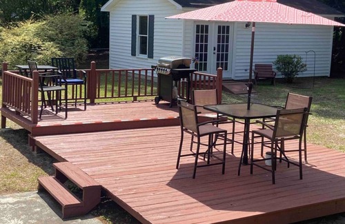 Greenville Casa | ECU Stadium & Stallings Stadium are walking distance from this charming home