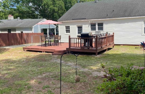 Greenville Casa | ECU Stadium & Stallings Stadium are walking distance from this charming home