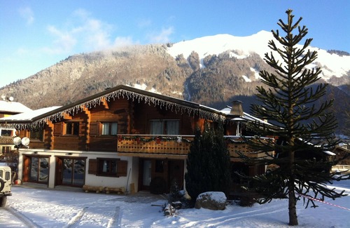 Morzine Casa | Edelweiss Room for 4 people Room and guest table