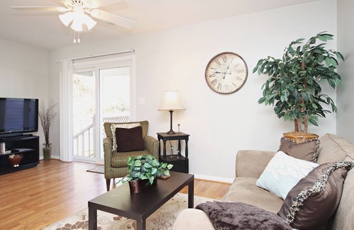 Belmont Apartamento | Eden - perfect stay in lower Belmont! Internal name: 1301 B Knoll Street