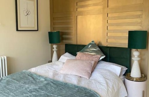 Helen's Bay Casa | Edge Water Cottage-recently constructed