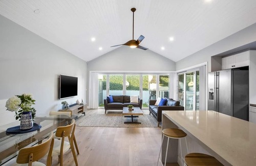 Clifton Springs Casa | Disfrute de sus próximas vacaciones en esta casa de lujo con un diseño interior impecable.