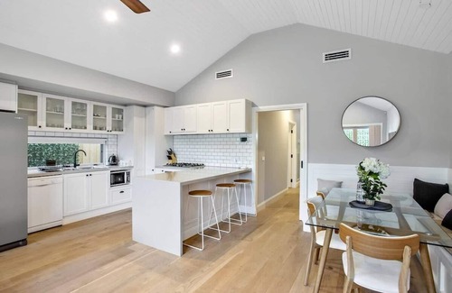 Clifton Springs Casa | Disfrute de sus próximas vacaciones en esta casa de lujo con un diseño interior impecable.