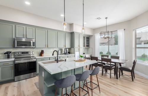 Palm Valley Casa | Edgemont Escape- 3 King Beds, FREE heated pool-seasonal, all the amenities