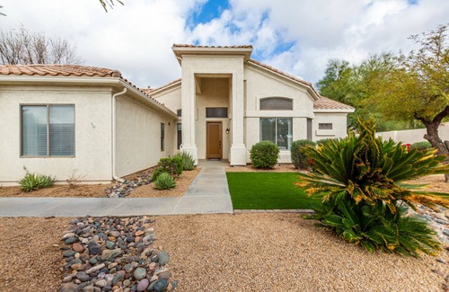 Palm Valley Casa | Edgemont Escape- 3 King Beds, FREE heated pool-seasonal, all the amenities