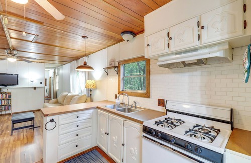 Edgemont Casa | Edgemont Home w/ Deck ~ 9 Mi to Greers Ferry Lake!
