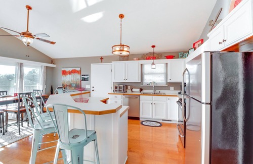 Edgemont Casa | Edgemont Home w/ Deck & BBQ Grill: 2 Mi to Lake!