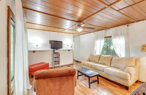 Edgemont Casa | Edgemont Home with Deck about 9 Mi to Greers Ferry Lake!