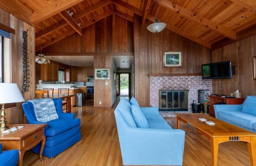 Inverness Casa | Edgemont | Modern Escape, Stunning Views & Comfort