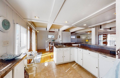 Edgewater Acres Casa | Edgewater Acres waterfront home with dock, bay access, & outdoor dining