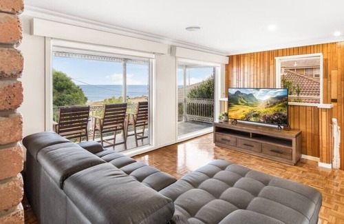 Clifton Springs Casa | Edgewater Beachfront with Spa and Woodfire Oven