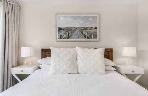 Clifton Springs Casa | Edgewater Beachfront with Spa and Woodfire Oven