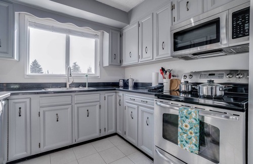 Northwest Edmonton Casa | Edmonton House w/5 Bedrooms/3 Bathrooms and 2 Kitchens & Fenced Yard.