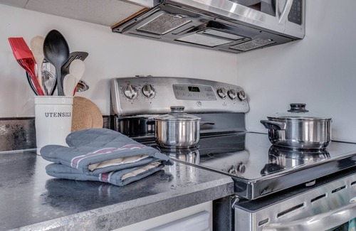 Northwest Edmonton Casa | Edmonton House w/5 Bedrooms/3 Bathrooms and 2 Kitchens & Fenced Yard.