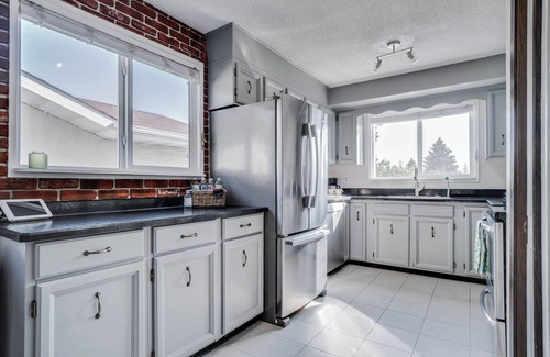 Northwest Edmonton Casa | Edmonton House w/5 Bedrooms/3 Bathrooms and 2 Kitchens & Fenced Yard.