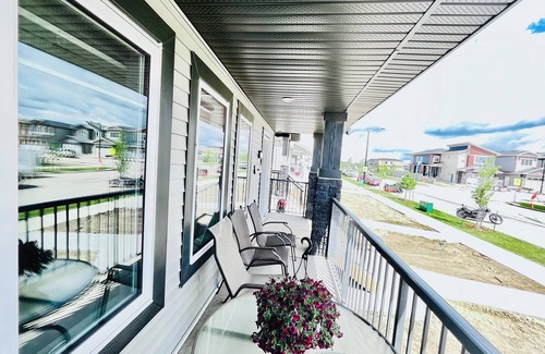 Beaumont Casa | EdmontonBrandNewLuxury Home,14 MinAirport,CloseToSouthSide,10-14Sleep,Pool Table