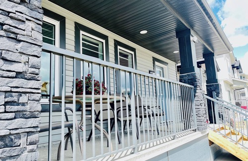 Beaumont Casa | EdmontonBrandNewLuxury Home,14 MinAirport,CloseToSouthSide,10-14Sleep,Pool Table