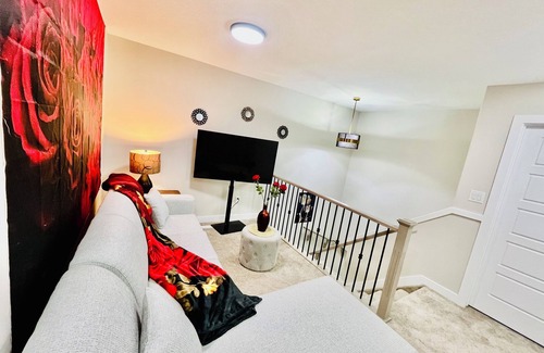 Beaumont Casa | EdmontonBrandNewLuxury Home,14 MinAirport,CloseToSouthSide,10-14Sleep,Pool Table
