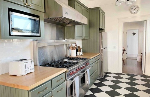 San Luis Obispo Casa | Edna Estate Modern Victorian, Sleeps 17, Hot Tub, by SLO Cal Stays
