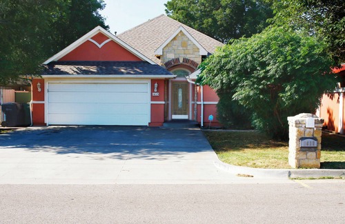 Central Oklahoma City Casa | Efficient and Modern home, Sleeps 8.