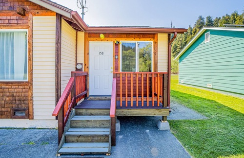 Orick Apartamento | Efficient Studio Getaway w/ Free WiFi, Kitchenette, & Private Washer & Dryer!