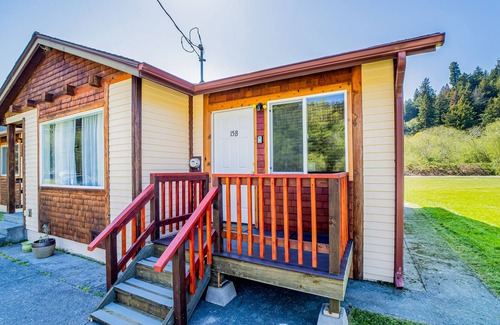 Orick Apartamento | Efficient Studio Getaway w/ Free WiFi, Kitchenette, & Private Washer & Dryer!