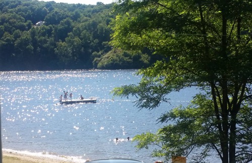 Saint-Plantaire Cabaña | Lakeside Eguzon-Chantome, gran cabaña *** - 9/10 personas - 500 playa