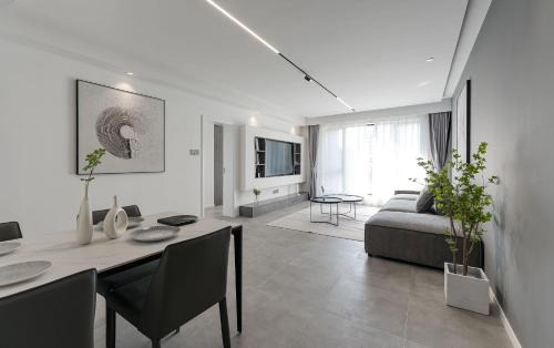 Huangpu Apartamento | EHUB - Walk to Yuyuan Garden, the Bund and People's Square, Boutique 3Bedroom Fully Equipped Family APT , very close to Subway