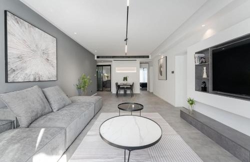 Huangpu Apartamento | EHUB - Walk to Yuyuan Garden, the Bund and People's Square, Boutique 3Bedroom Fully Equipped Family APT , very close to Subway